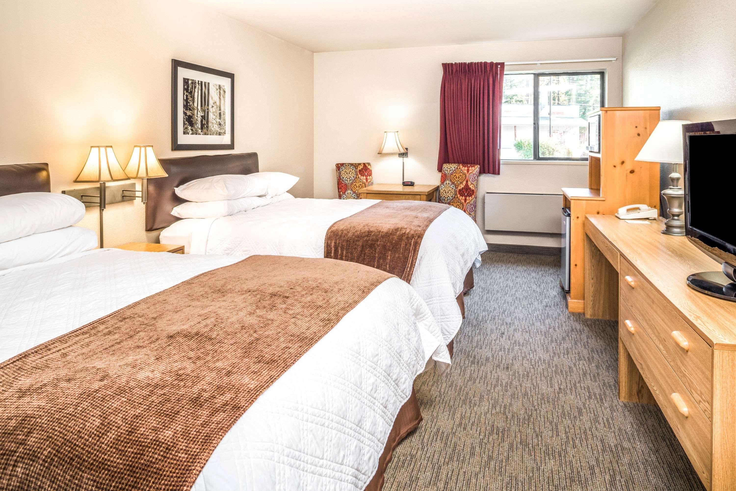 Super 8 By Wyndham St. Regis Hotel Bagian luar foto